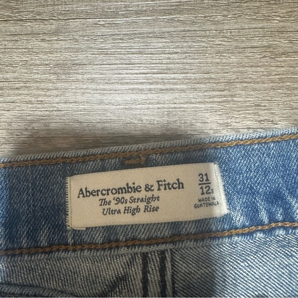 Abercrombie & Fitch Ultra High Rise 90s Straight Jean 31/12 short - Picture 3 of 6